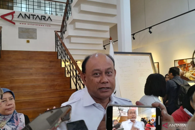 Kepala BGN Dadan Hindayana ditemui usai meresmikan pameran foto memperingati satu tahun BGN di ANTARA Heritage Center, Jakarta, Selasa (19/8/2025). 